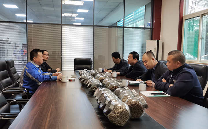 與集團(tuán)總經(jīng)理孫寧波及部門負(fù)責(zé)人座談，就項(xiàng)目建設(shè)、環(huán)境影響、補(bǔ)貼政策等內(nèi)容進(jìn)行了探討交流