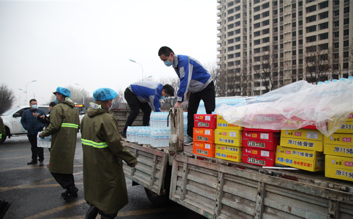 2月25日，山東金格瑞機(jī)械有限公司派代表來(lái)到齊魯師范學(xué)院捐贈(zèng)防疫物資，保障校園防疫物品備足備齊，助力學(xué)校的疫情防控工作。