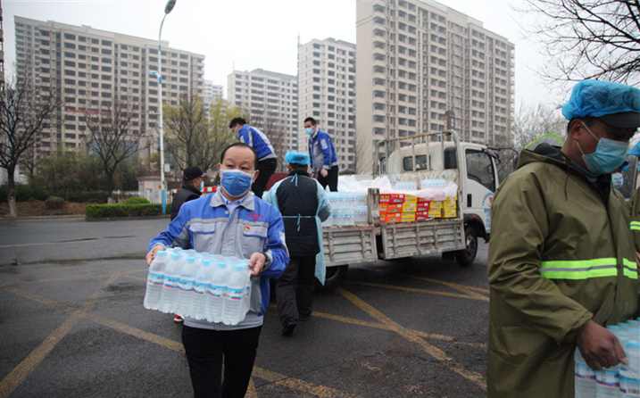 2月25日，山東金格瑞機(jī)械有限公司派代表來(lái)到齊魯師范學(xué)院捐贈(zèng)防疫物資，保障校園防疫物品備足備齊，助力學(xué)校的疫情防控工作。