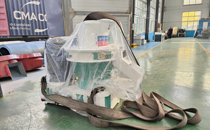 顆粒機(jī)單機(jī)時(shí)產(chǎn)量可以達(dá)到0.7-1噸，一天按照10小時(shí)計(jì)算，可以產(chǎn)出7-10噸成品顆粒，按照1噸顆粒最低100元錢利潤來計(jì)算，一天的利潤可以達(dá)到700-1000元。