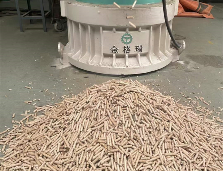 木屑顆粒機(jī)加工環(huán)保燃料顆粒，用綠色昭示未來