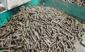 木屑顆粒機(jī)生物質(zhì)燃料顆粒在燃燒時遇到冒黑煙的情況該怎么辦？