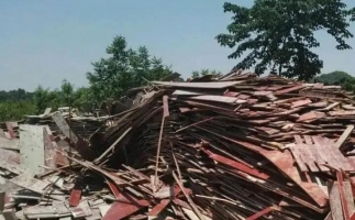 模板拆遷料木托盤用鋸末顆粒機這樣處理省時省力又賺錢！